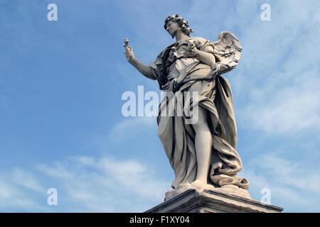 Berninis Engel entlang der Heiligen Engel-Brücke nahe dem Mausoleum des Hadrian in Rom am 27. Februar 2010 Stockfoto