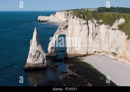 Frankreich, Seine Maritime, Pays de Caux, Cote d'Albatre, Etretat, Aval Klippe, Bogen und Aiguille (Luftbild) Stockfoto