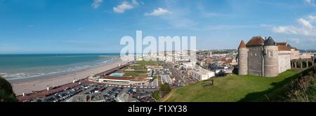 Frankreich, Seine Maritime, Pays de Caux, Cote d'Albatre, Dieppe, Panorama der Stadt, Schlossmuseum, promenade entlang des Boulevard Verdun und großen Kiesstrand Stockfoto