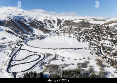 Frankreich, Puy de Dome, Besse et Saint-Anastaise, regionale Naturpark der Vulkane der Auvergne, Sancy, Super Besse Skigebiet (Luftbild) Stockfoto