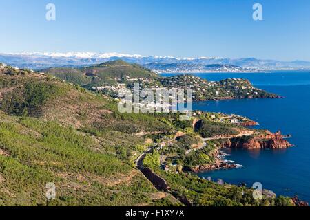 Frankreich, Var, Saint Raphael, Corniche de l ' Esterel, Massif de l ' Esterel, Theoule Sur Mer, Golf von Napoule, Cannes und schneebedeckten Berge des Mercantour im Hintergrund Stockfoto