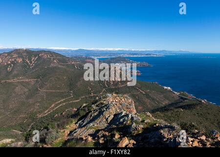 Frankreich, Var, Saint Raphael, Corniche de l ' Esterel, Massif de l ' Esterel, Pic de l ' Ours, Theoule Sur Mer, Golf von Napoule, Cannes, Lerins Inseln und schneebedeckten Berge des Mercantour im Hintergrund Stockfoto