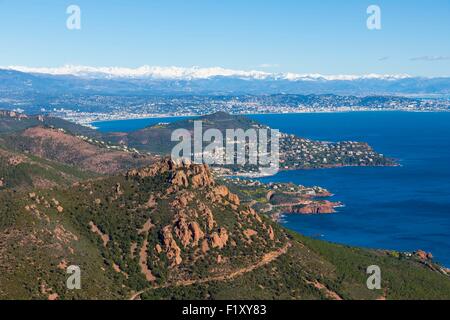 Frankreich, Var, Saint Raphael, Corniche de l ' Esterel, Massif de l ' Esterel, Theoule Sur Mer, Golf von Napoule, Cannes und schneebedeckten Berge des Mercantour im Hintergrund Stockfoto