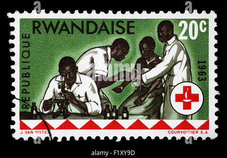 Briefmarke gedruckt in Ruanda widmet sich den 100. Jahrestag des internationalen Roten Kreuzes ca. 1963 Stockfoto