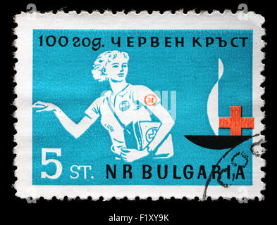 Stempel, gedruckt in Bulgarien, 100. Jahrestag des Roten Kreuzes gewidmet zeigt eine Ärztin, ca. 1963 Stockfoto