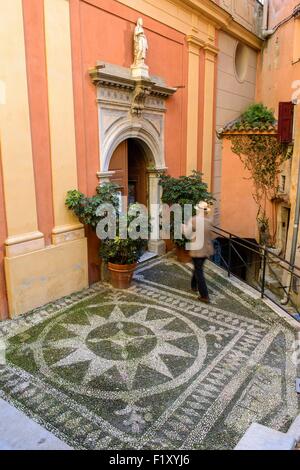 Alpes Maritimes, Nizza, Frankreich, den Hügel Dorf Roquebrune Cap Martin, 12. Jahrhundert Kirche Sainte Marguerite Stockfoto