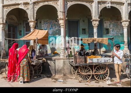 Indien, Rajasthan state, Shekhawati Region Mandawa, Straßenszene Stockfoto