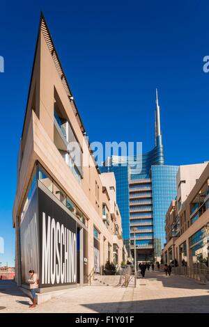 Italien, Lombardei, Mailand, Porta Nuova Garibaldi Bezirk (2009-2015) Zugang zu neuen Geschäftsviertel an der Unterseite mit der Unicredit-Turm, entworfen von Architekten Cesar Pelli Stockfoto