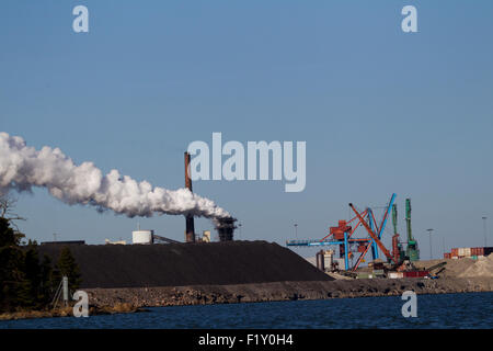 Blick auf eine schwedische Stahlwerke mit rauchenden Schornsteinen Stockfoto