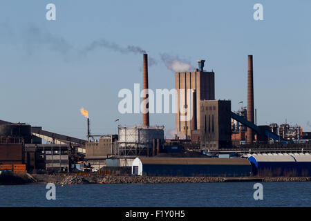 Blick auf eine schwedische Stahlwerke mit rauchenden Schornsteinen Stockfoto