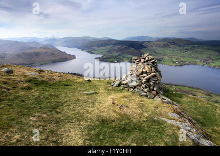 Der Beacon Cairn von Arthurs Pike fiel, Nationalpark Lake District, Cumbria County, England, UK. Stockfoto