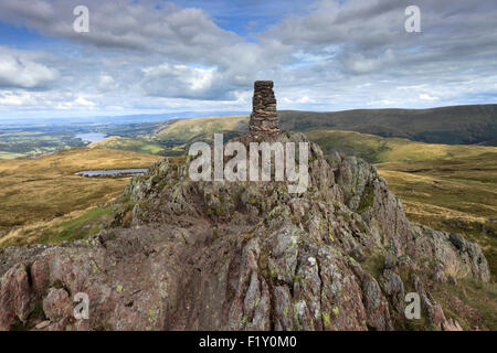 Sommer, Gipfel Cairn und OS Triglyzerid Punkt auf Platz fiel, Hartsop, Lake District Nationalpark, Grafschaft Cumbria, England, UK. Stockfoto