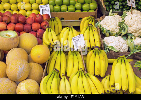 Verschiedene Arten von Obst und Gemüse auf dem Markt gesehen Stockfoto