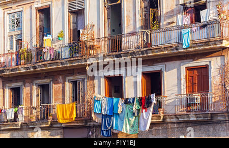 Frische Wäsche auf dem Balkon des alten Hause, Havanna, Kuba Stockfoto