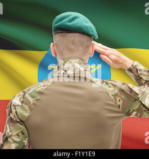 Soldat im Hut vor Nationalflagge Reihe - Äthiopien Stockfoto