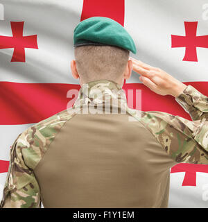 Soldat im Hut vor Nationalflagge Reihe - Georgien Stockfoto