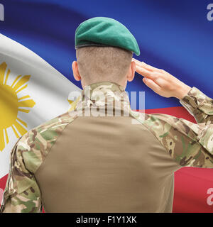 Soldat im Hut vor Nationalflagge Reihe - Philippinen Stockfoto