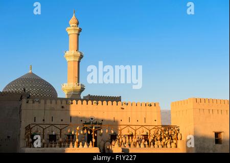 Sultanat von Oman, Gouvernorate Ad-Dakhiliyah, Nizwa, der Freitags-Moschee und dem 17. Jahrhundert Nizwa fort Stockfoto