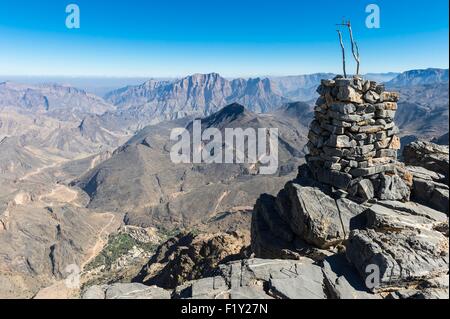 Sultanat von Oman, Gouvernorate Al-Batinah, Wadi Bani Awf im Bereich der Al-Hajar-Gebirge, Panoramablick über Bilad Sayt Dorf Stockfoto