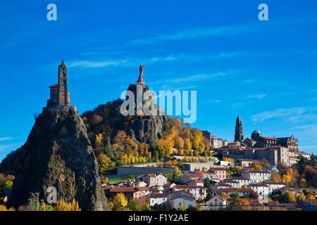 Frankreich, Haute-Loire, Le Puy En Velay, ein Anschlag auf el Camino de Santiago, Überblick über die Stadt mit Notre Dame de France Statue (1860) an der Spitze der am Rocher Corneille auf der linken Seite und 12. Jahrhundert Notre-Dame de Annonciation Kathedrale auf der rechten Seite Stockfoto