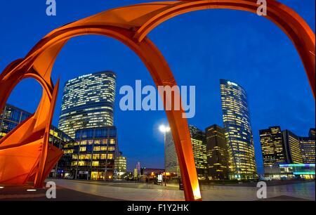 Frankreich, Hauts-de-Seine, La Défense, Stabile Skulptur von Calder genannt die rote Spinne auf der Esplanad Stockfoto