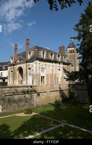 Frankreich, Loiret, Chateauneuf Sur Loire, Schlosspark mit in die Kirche Saint-Martial Hintergrund Stockfoto