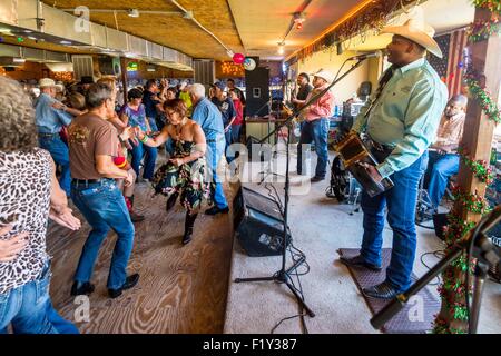 USA, Louisiana, Henderson, Zydeco Musiker Geno Delafosse und seine Band spielen bei der Landung Whiskey River Stockfoto