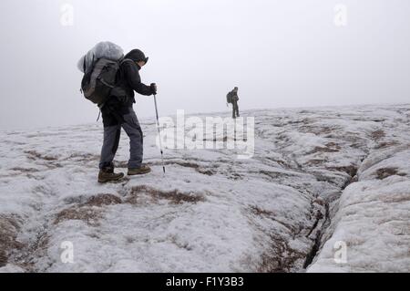 Georgien, großen Kaukasus, Mzcheta-Mtianeti, Kasbek Wanderer über den zurGergeti-Gletscher Stockfoto