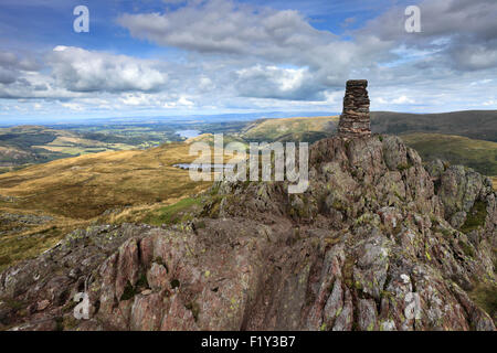 Sommer, Gipfel Cairn und OS Triglyzerid Punkt auf Platz fiel, Hartsop, Lake District Nationalpark, Grafschaft Cumbria, England, UK. Stockfoto