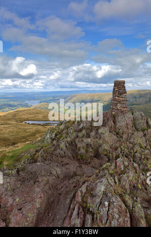 Sommer, Gipfel Cairn und OS Triglyzerid Punkt auf Platz fiel, Hartsop, Lake District Nationalpark, Grafschaft Cumbria, England, UK. Stockfoto