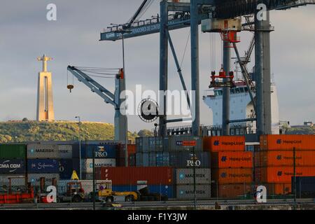 Portugal, Lissabon, Lapa, docks, Cristo Rei im Hintergrund Stockfoto