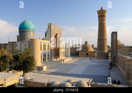 Usbekistan, Buchara, Altstadt als Weltkulturerbe von UNESCO, Mir-i-arabischen Madrasa und Kalon Moschee mit Minarett Stockfoto