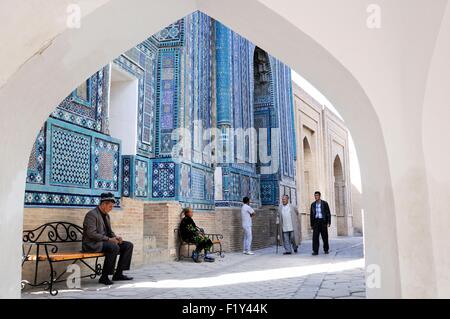 Usbekistan, Samarkand, aufgeführt als Weltkulturerbe der UNESCO, Usbeken in der Shah-i-Zinda Nekropole Stockfoto