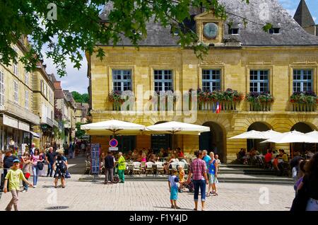 Frankreich, Dordogne, Perigord Noir, Dordogne-Tal, Sarlat la Caneda, Markttag auf dem Place De La Liberte vor dem Rathaus Stockfoto