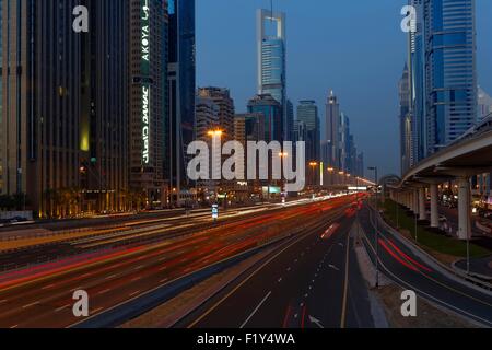 Vereinigte Arabische Emirate, Dubai, Sheikh Zayed Road, Hauptstraße 558 km lang Stockfoto