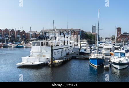 Mittlere und kleine Boote vor Anker in der marina Stockfoto