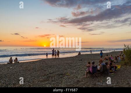 Costa Rica, Provinz Puntarenas, Playa Dominical, surfer Stockfoto