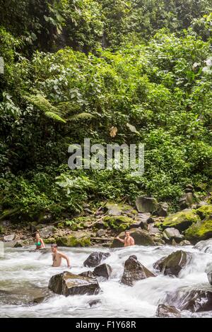 Costa Rica, Provinz Alajuela, La Fortuna, Schwimmen im Catarata De La Fortuna Stockfoto