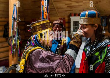 Russland, Sibirien, Republik Burjatien, Ust Orda Chantanova Tamara Bachiila lokale Lchamane in seiner Jurte, Anna junge Patienten in Absprache bereitet Stockfoto