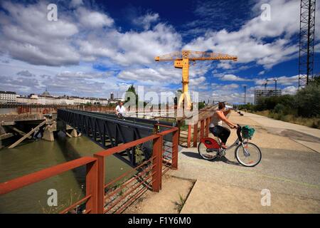 Frankreich, Loire-Atlantique, Nantes, Ballade in Fahrrad auf der Insel von Nantes, im Hintergrund der Kran gelb Titan Stockfoto