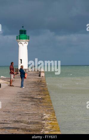 Frankreich, Seine Maritime, Pays de Caux, Cote d'Albatre, Saint Valery En Caux, Fischer am Ende des Piers, die Hafeneinfahrt Licht Stockfoto