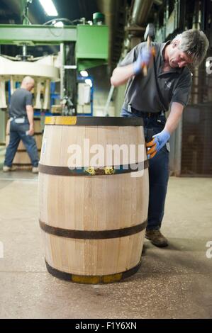 Frankreich, Charente, Cognac, Küferei Vicard fünfte Welt Küferei, making-of ein Fass in den Werkstätten Stockfoto