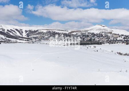 Frankreich, Puy de Dome, Besse et Saint-Anastaise, regionale Naturpark der Vulkane der Auvergne, Sancy, Super Besse Skigebiet (Luftbild) Stockfoto