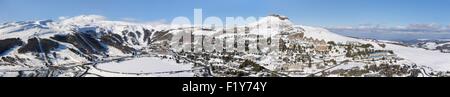 Frankreich, Puy de Dome, Besse et Saint-Anastaise, regionale Naturpark der Vulkane der Auvergne, Sancy, Super Besse Skigebiet (Luftbild) Stockfoto