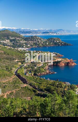 Frankreich, Var, Saint Raphael, Corniche de l ' Esterel, Massif de l ' Esterel, Theoule Sur Mer, Golf von Napoule, Cannes und schneebedeckten Berge des Mercantour im Hintergrund Stockfoto