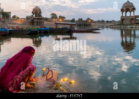 Indien, Rajasthan State, Jaisalmer, der Gadi Sadar Tank entstand im 13. Jahrhundert, morgen offrings Stockfoto