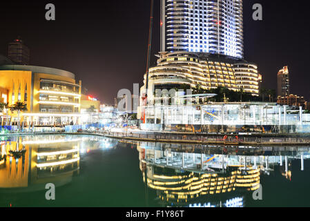 Der Nacht-Blick auf Dubai Mall und Adresse Hotel. Stockfoto