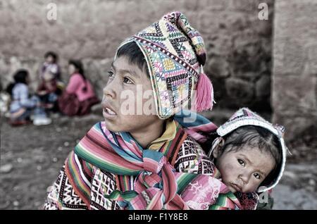 Peru, Cuzco Provinz, Heilige Tal der Inkas, Pisac, fest der Virgen del Carmen, einem jungen Quechua-Indianer und seine kleine Schwester Stockfoto