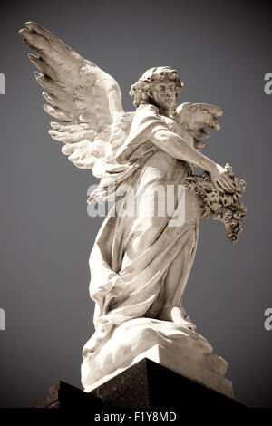 Statue eines Engels in der Cementerio De La Recoleta, Recoleta, Buenos Aires, Argentinien Stockfoto