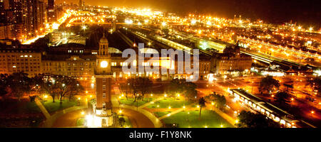 Torre Monumental beleuchtet in der Nacht, Plaza Libertador General San Martin, Retiro, Buenos Aires, Argentinien Stockfoto